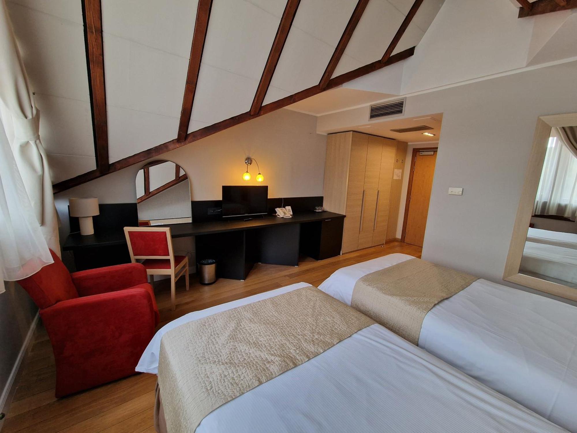Hotel Sunny Hill クルージュ＝ナポカ エクステリア 写真